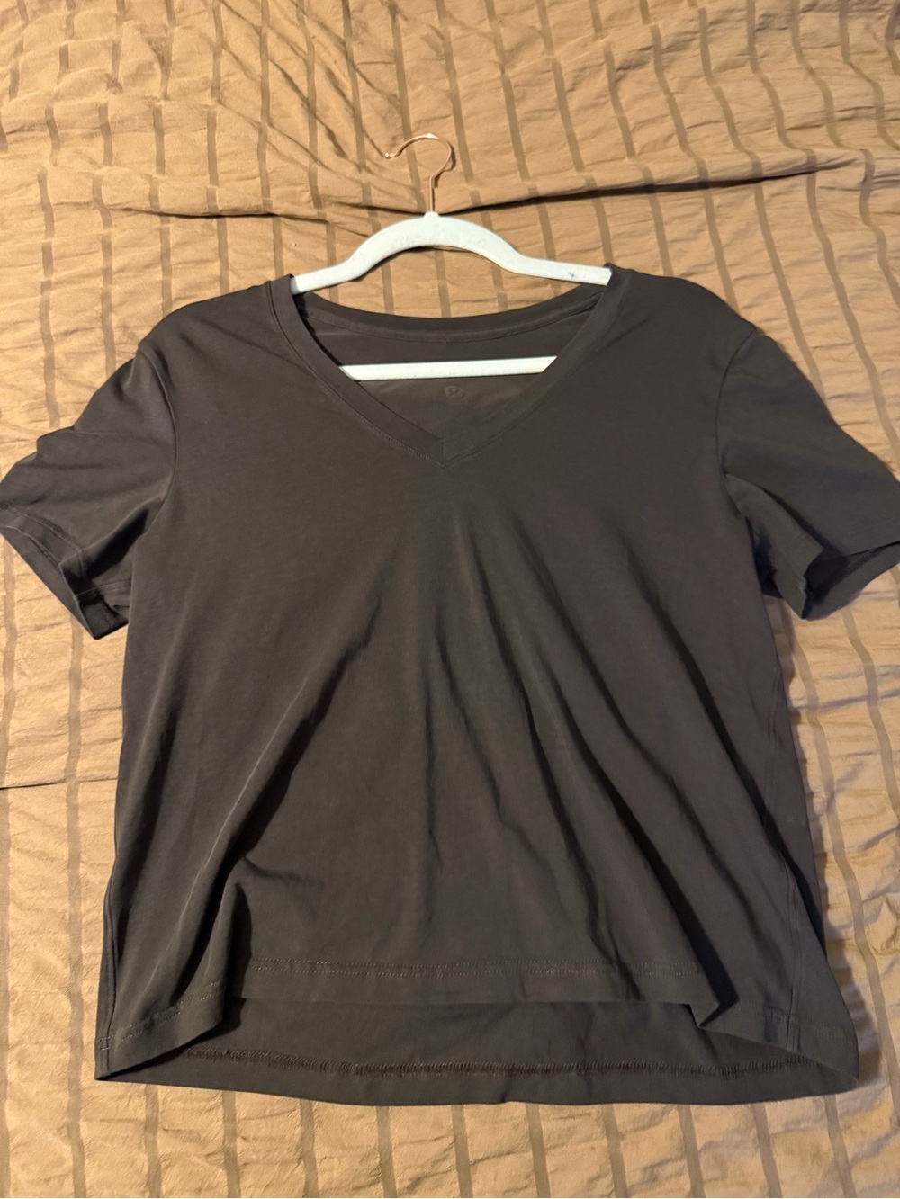 Lululemon espresso v neck t shirt size 6